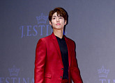 [BZ포토] 박보검, 전에 없던 강렬 레드 수트