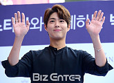 [BZ포토] 박보검, 팔랑팔랑 손인사