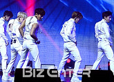 [BZ포토] 몬스타엑스, 남성미 강조하는 뒤태 안무