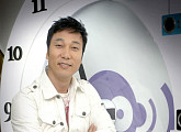 "돕는 게 의리"…이문세, 조영남 대타로 '라디오시대' 임시 DJ