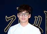 [BZ포토] 윤계상, 안경도 잘 어울려