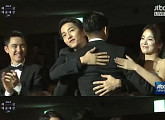유아인, 2016 백상예술대상서 '송송커플'과 삼각포옹..왜?