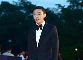 [BZ포토] 유아인, 레드카펫 위를 점령한 젠틀맨