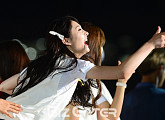 [BZ포토] 아이오아이 주결경, 팬들에게 사랑을 던져~