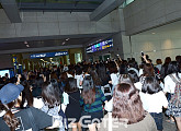 [BZ포토] 내한한 '왕대륙' 보려는 팬들로 공항 마비