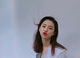 박수진, 머리숱 희소식에 반색? 익살 촬영장 사진 공개