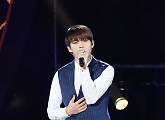 [BZ포토] 남우현, 관객들을 바라보며 더욱 열창