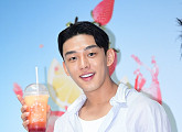 [BZ포토] 유아인, 한잔할까?