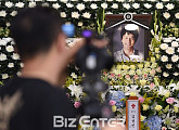 [BZ포토] 故 김성민의 빈소를 카메라에 담는 취재진