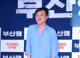 [BZ포토] 김의성, 의지의 목발 투혼
