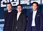 [BZ포토] 포즈 취하는 리암 니슨-이재한 감독-이정재