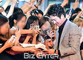 [BZ포토] 정준호, 열렬한 사인 요청에 미소가 절로~
