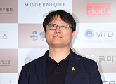 [BZ포토] 가슴에 노란 리본 단 영화 '귀향'의 조정래 감독