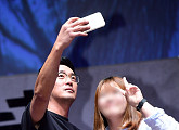 [BZ포토] 하정우, 얼짱 각도로 셀카 촬영