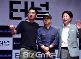 [BZ포토] 하정우-감독 김성훈-오달수, 훈훈한 세 남자