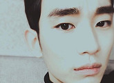 김수현, 간만의 근황…'만찢남'의 독보적 분위기