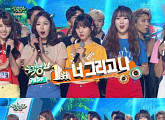 여자친구, '엠카'이어 '뮤직뱅크'도 2주 연속 1위 '나빌레라'