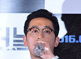 [BZ포토] 하정우, 물을 벌컥벌컥