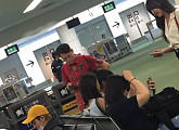 지코♡설현, 日 하네다 공항 포착 사진 눈길 ‘애써 등 돌리고…’