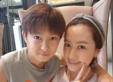 '워킹 맘 육아 대디' 홍은희, 훈남 아들과 "엄마가 바빠서 미안"