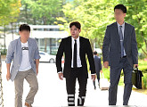 [BZ포토] 음주운전 혐의 첫 공판 받기 위해 법원 출석하는 강인
