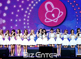 [BZ포토] 우주소녀, 무대 꽉 채우는 13명의 소녀들