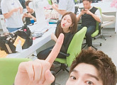 '닥터스' 윤균상-이성경, 사랑스러운 케미 "야외촬영은 더워"