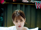 ‘W’ 한효주 비하인드 컷 공개 “우리 철이 놀랐어요”