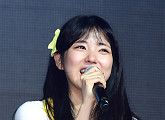 [BZ포토] 아이비아이 이수현, 꿈에 그리던 데뷔에 눈물이 그렁그렁