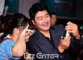 [BZ포토] 송강호, 친근한 셀카 타임