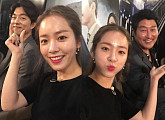 '밀정' 한지민, 공유-송강호와 인증샷 공개 '양손에 꽃'