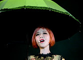 [BZ포토] 가인, 우산 아래 꽃미녀