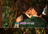 ‘구르미 그린 달빛’ 박보검♥김유정, 로맨틱 키스 현장 포착 ‘달달’