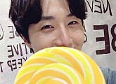 '신네기' 정일우, 얼굴보다 더 큰 사탕 들고 고백 "연휴 끝났어"