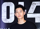[BZ포토] 송중기, 영화관 등장한 남신