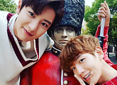 엑소 찬열ㆍ백현, 근위병과 즐거운 한때 "백현이 손 멀쩡하니"
