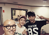 홍석천, 2PM 닉쿤ㆍ옥택연과 인증샷 공개 '나쁜 손'