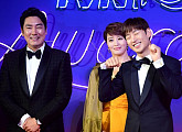 [BZ포토] 조진웅-김혜수, 이제훈 '샤샤샤'에 흐뭇