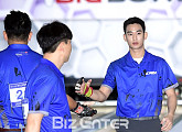 [BZ포토] 김수현, 동료 볼러와 하이터치