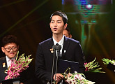 [BZ포토] 송중기, "이광수와 함께 상 받게 되어 기뻐"