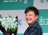 [BZ포토] 윤정수, 돈다발 들고 함박 미소