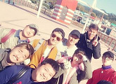 아이유부터 진영까지…'꽃놀이패' 멤버들의 단체 사진 '훈훈'
