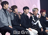 [BZ포토] B1A4, 다함께 팬송 '함께' 부르며