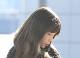 [BZ포토] 소녀시대 태연, 비행기 티켓 뚫어져라~