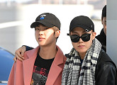[BZ포토] 방탄소년단 진-제이홉, 어깨동무하고 홍콩 출국~