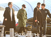 [BZ포토] 빅뱅 탑, 철통경호 속 출국