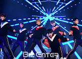 [BZ포토] 세븐틴, 단체 재킷 탈의 댄스