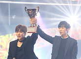 [BZ포토]B1A4 산들-진영, 1위 트로피 높이 들고