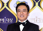 [BZ포토] 김승우, KBS 연예대상 밝히는 젠틀한 미소