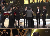 [2016 SBS 연기대상]유연석♥서현진-이준기♥이지은-이민호♥전지현, 베스트커플상 수상